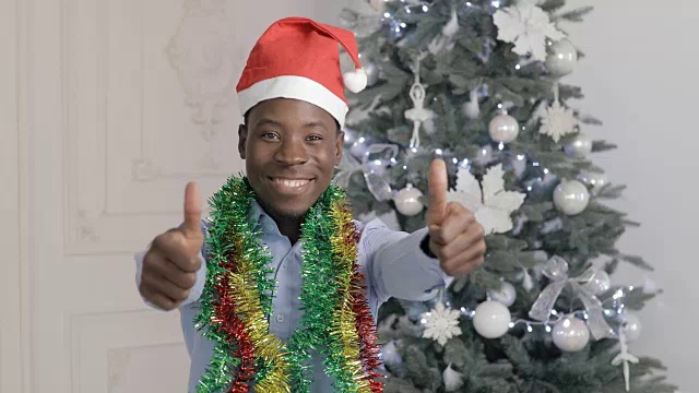 好吧，还有戴着圣诞老人帽的非洲男人竖起大拇指的手势，圣诞节的时候视频下载