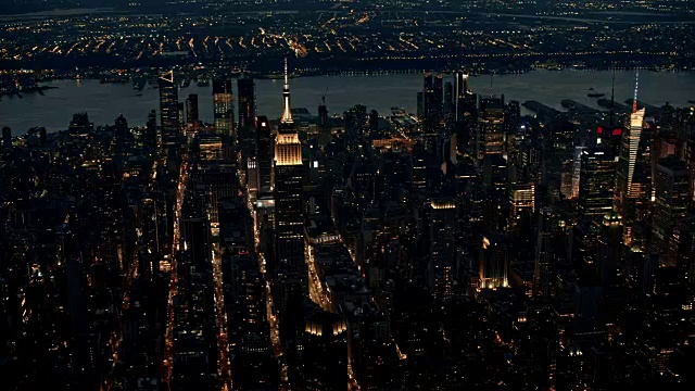 空中曼哈顿市中心的夜晚视频素材