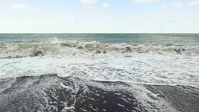慢镜头，风浪在岸边盘旋视频素材