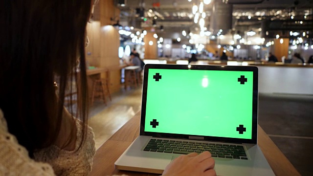 用绿屏笔记本电脑的女人视频下载