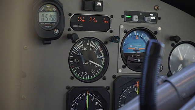 飞行员的手放在飞机的舵上视频素材