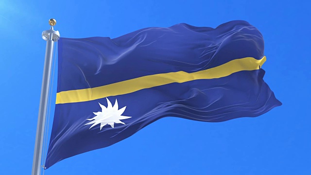 瑙鲁的旗帜在蓝天中缓缓飘扬，盘旋视频素材