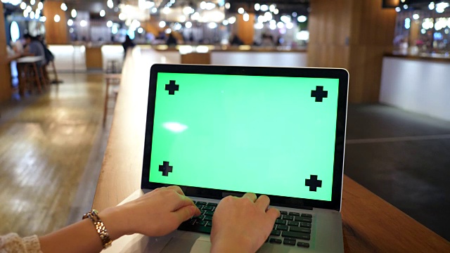 用绿屏笔记本电脑的女人视频下载