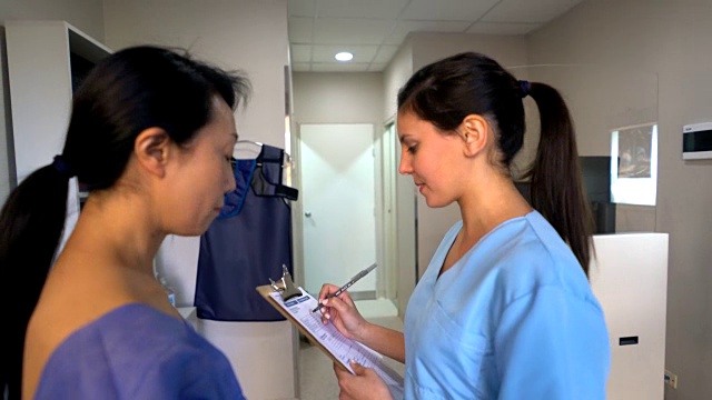 技术人员在乳房x光检查前向病人询问常规问题视频下载