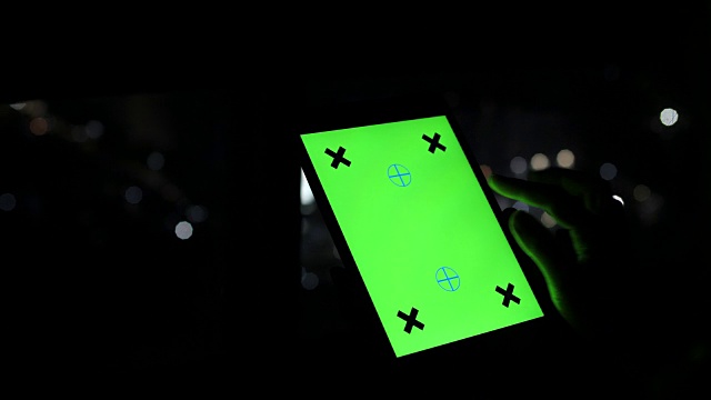 女性使用绿色屏幕的平板手机视频下载
