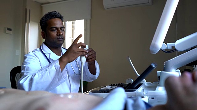 一名印度医生正在给一位无法辨认的病人做心脏超声检查视频下载