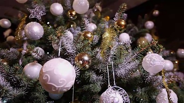 圣诞树灯。圣诞树，新年的花环，闪烁的彩灯，圣诞的彩灯。新年装饰品，特写视频素材