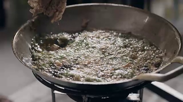 慢镜头:油炸食品，传统泰国食品视频素材
