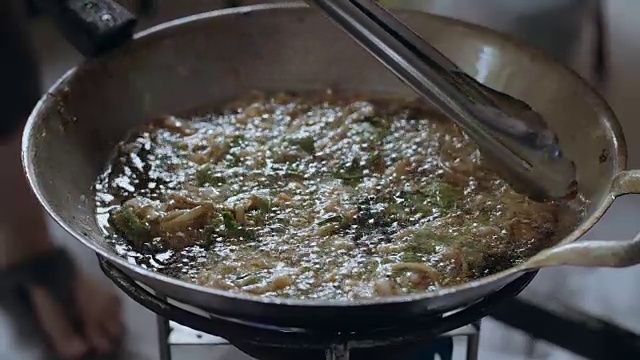 慢镜头:油炸食品，传统泰国食品视频素材