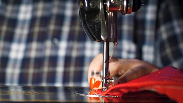 妇女在家里用旧缝纫机缝纫视频素材