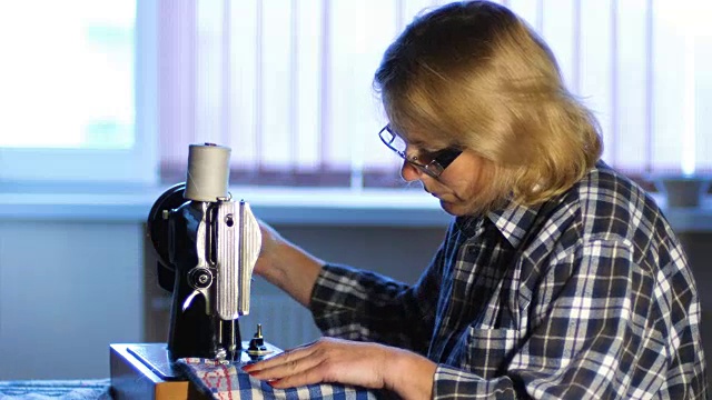 妇女在家里用旧缝纫机缝纫视频素材