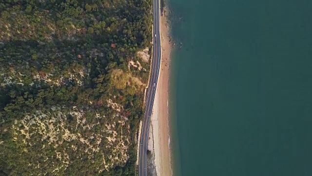 山海之间的公路鸟瞰图视频素材