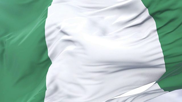 尼日利亚的国旗在蓝天中缓缓飘扬，盘旋视频下载