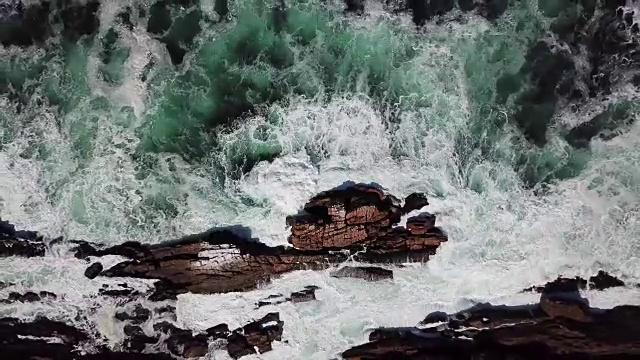 海浪拍打着布满岩石的海岸线视频素材