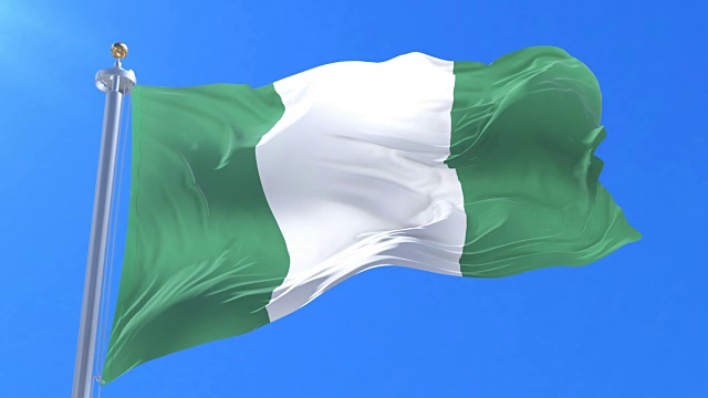 尼日利亚国旗在蓝天中缓缓地随风飘扬，回旋视频下载