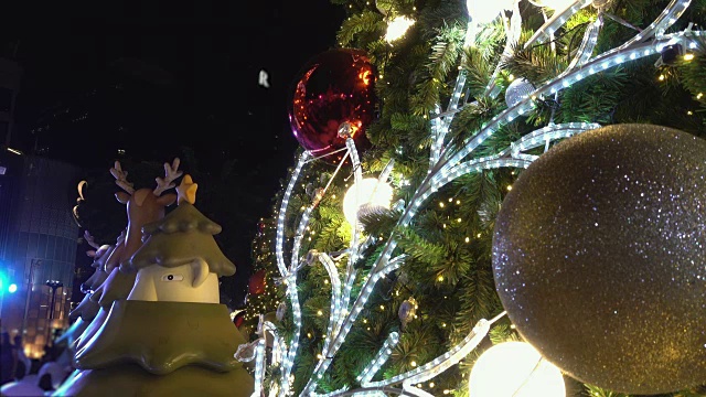 晚上在户外发光的圣诞树。视频下载