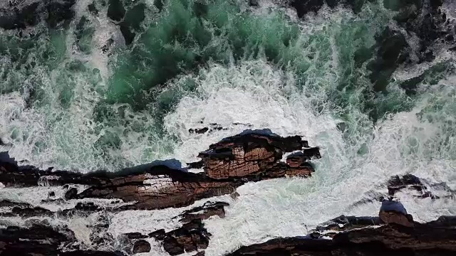 海浪撞击岩石的鸟瞰图视频下载