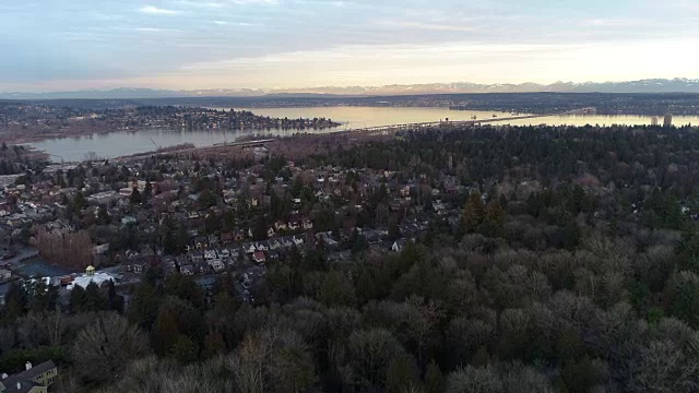 西雅图WA鸟瞰图国会山蒙特莱克湖520贝尔维韦柯克兰背景视频下载