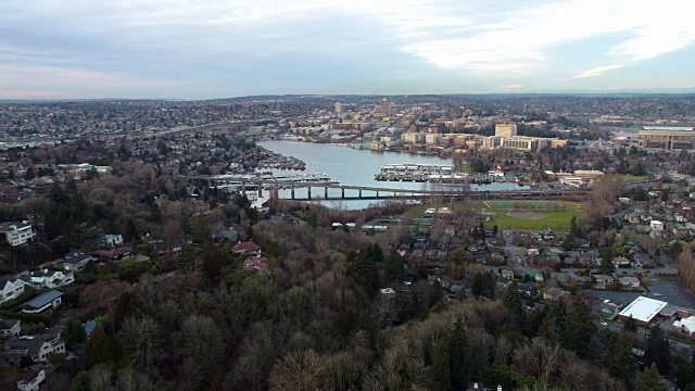西雅图WA航空平移拍摄的蒙特莱克切华盛顿大学校园视频下载
