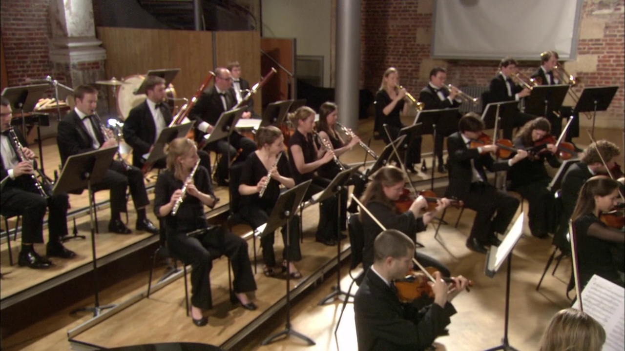 MS钢琴家和音乐家与乐谱演奏管弦乐队/伦敦，英国视频下载