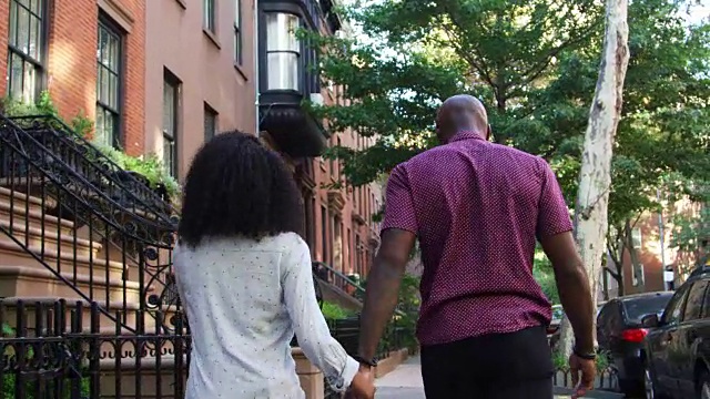 后视图的夫妇走在城市街道在纽约市视频素材