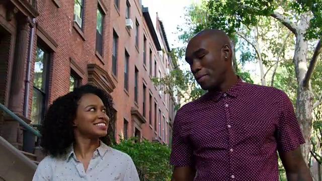 一对年轻夫妇在纽约城市的街道上散步视频素材