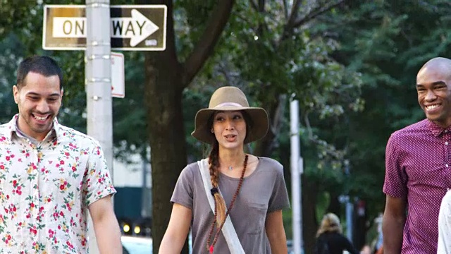 一群朋友在纽约城市街道上散步视频素材