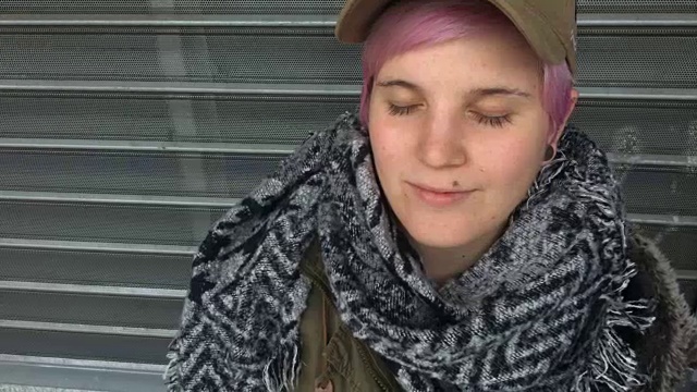 年轻的千禧一代女性在城市街道上的肖像视频素材