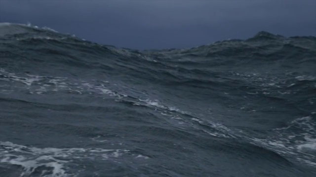 从一艘船的舷窗在暴风雨的海上视频素材