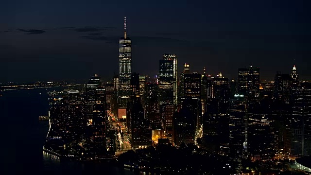 空中曼哈顿下城的夜晚，自由塔耸立在夜空中视频素材