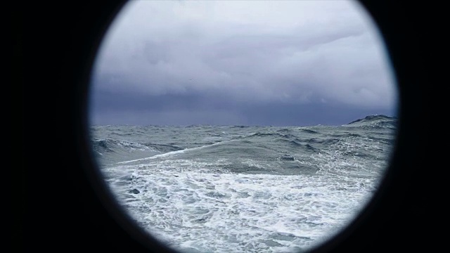 从一艘船的舷窗在暴风雨的海上视频素材