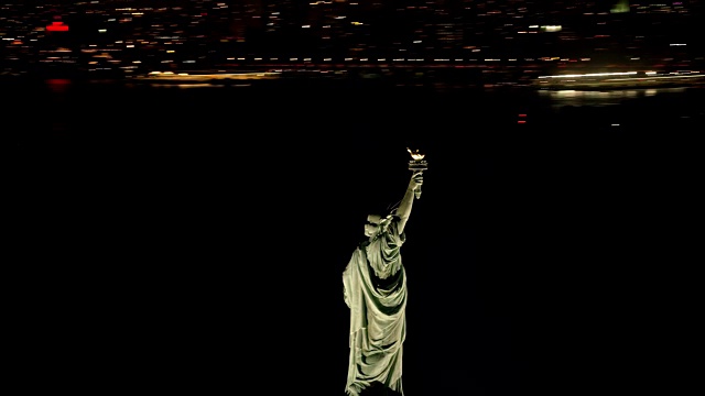 空中的自由女神像在夜晚被灯光照亮视频素材
