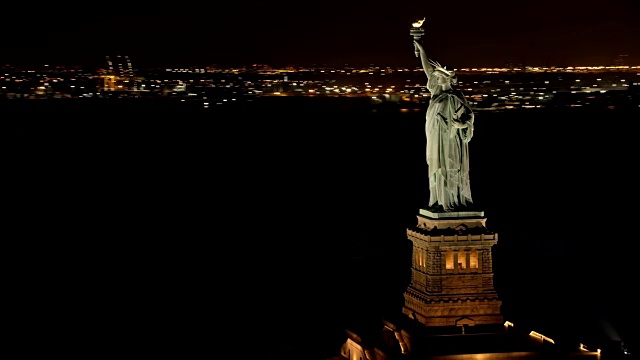 自由女神像和曼哈顿的空中夜景视频素材
