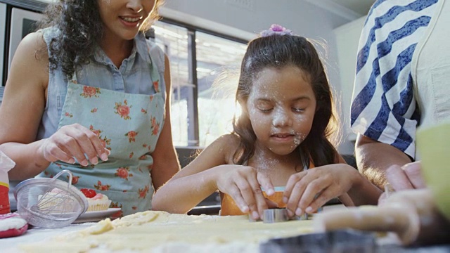 女孩和她妈妈还有奶奶一起学习切饼干4K 4K视频素材