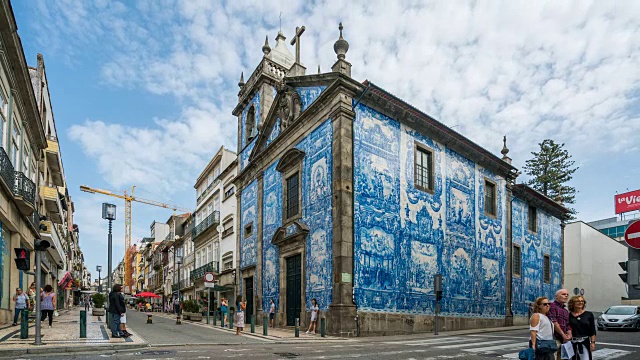 漫步在葡萄牙波尔图灵魂教堂的人们视频下载
