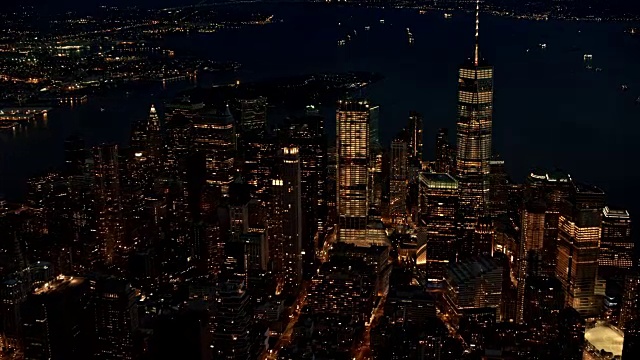 夜空下的曼哈顿被灯光照亮视频素材