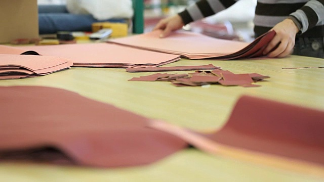 工匠的手在加工皮革视频素材