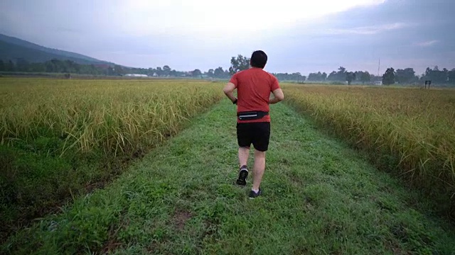 SLO MO Man用运动手表开始跑步视频下载