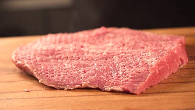 美味多汁的肉块厨师正在剁肉视频素材