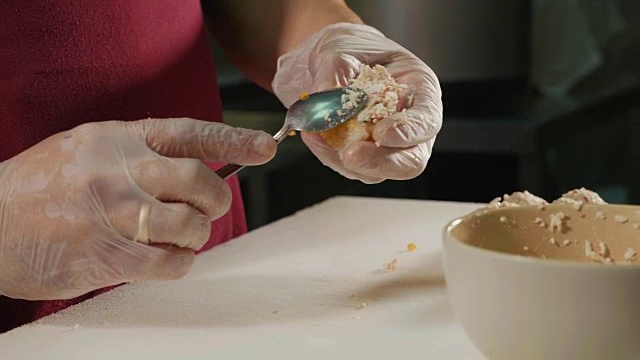 专业寿司厨师在商业厨房准备寿司卷，特写。视频素材