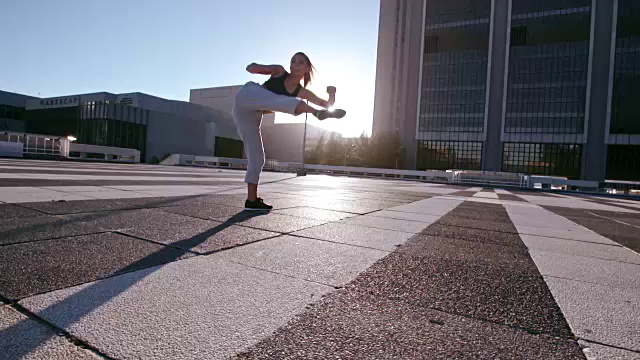 城市妇女在户外练习回旋踢视频下载