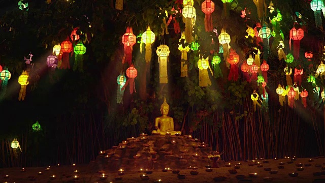泰国清迈，僧人点燃蜡烛和灯笼为佛祖祈福视频下载