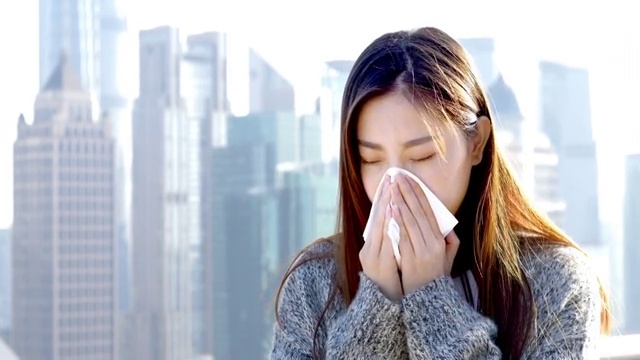 年轻的亚洲女人站在现代城市视频素材