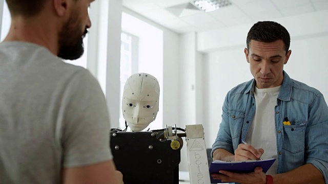 熟练的工程师致力于新的机器人模型视频素材