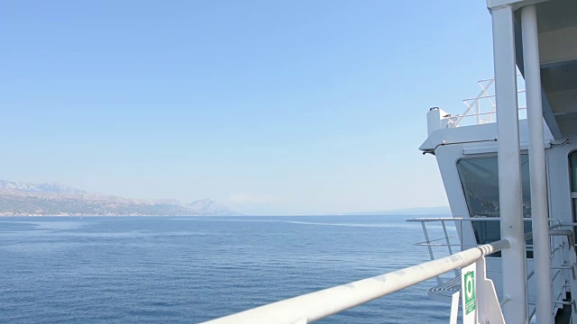 沿着克罗地亚海岸在亚得里亚海上航行的渡船视频下载