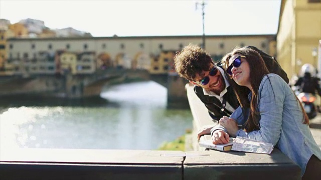 一对在佛罗伦萨的游客，在意大利旅游视频下载