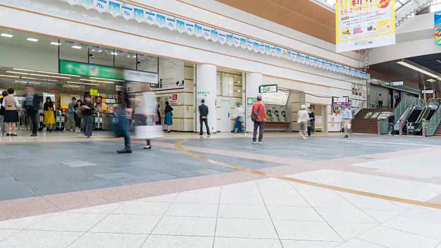 时光流逝:旅客拥挤的长野中央火车站视频下载