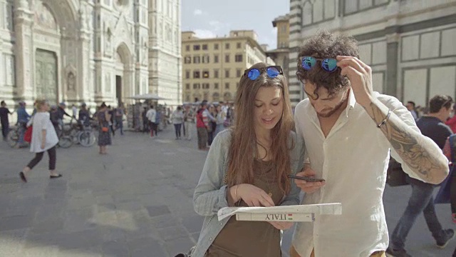 一对在佛罗伦萨的游客，在意大利旅游视频素材