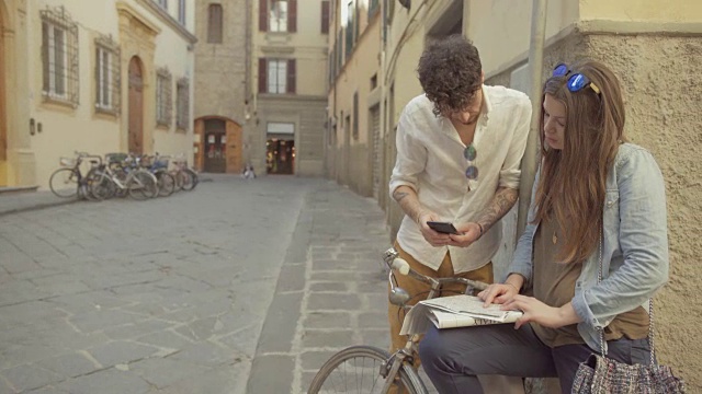 一对在佛罗伦萨的游客，在意大利旅游视频素材
