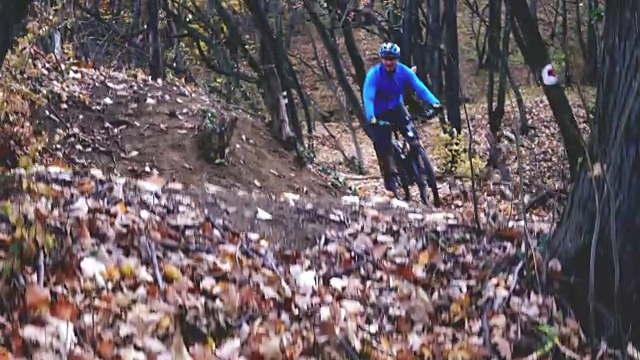 把一个骑自行车的人在森林里转弯的视频调高视频素材